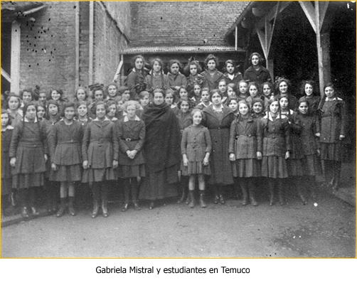 Gabriela Mistral y estudiantes en Temuco